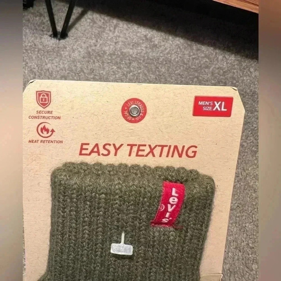 NWT Levi's Max Warmth Comfort Fit Men's Heat Retention Easy Texting Knit Gloves - Picture 3 of 3